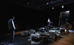 Photo from the theater production 'Der Blinde Fleck' 
Credits: Alessandro De Matteis / Zusammenarbeit mit Switlana Pasitschnyk